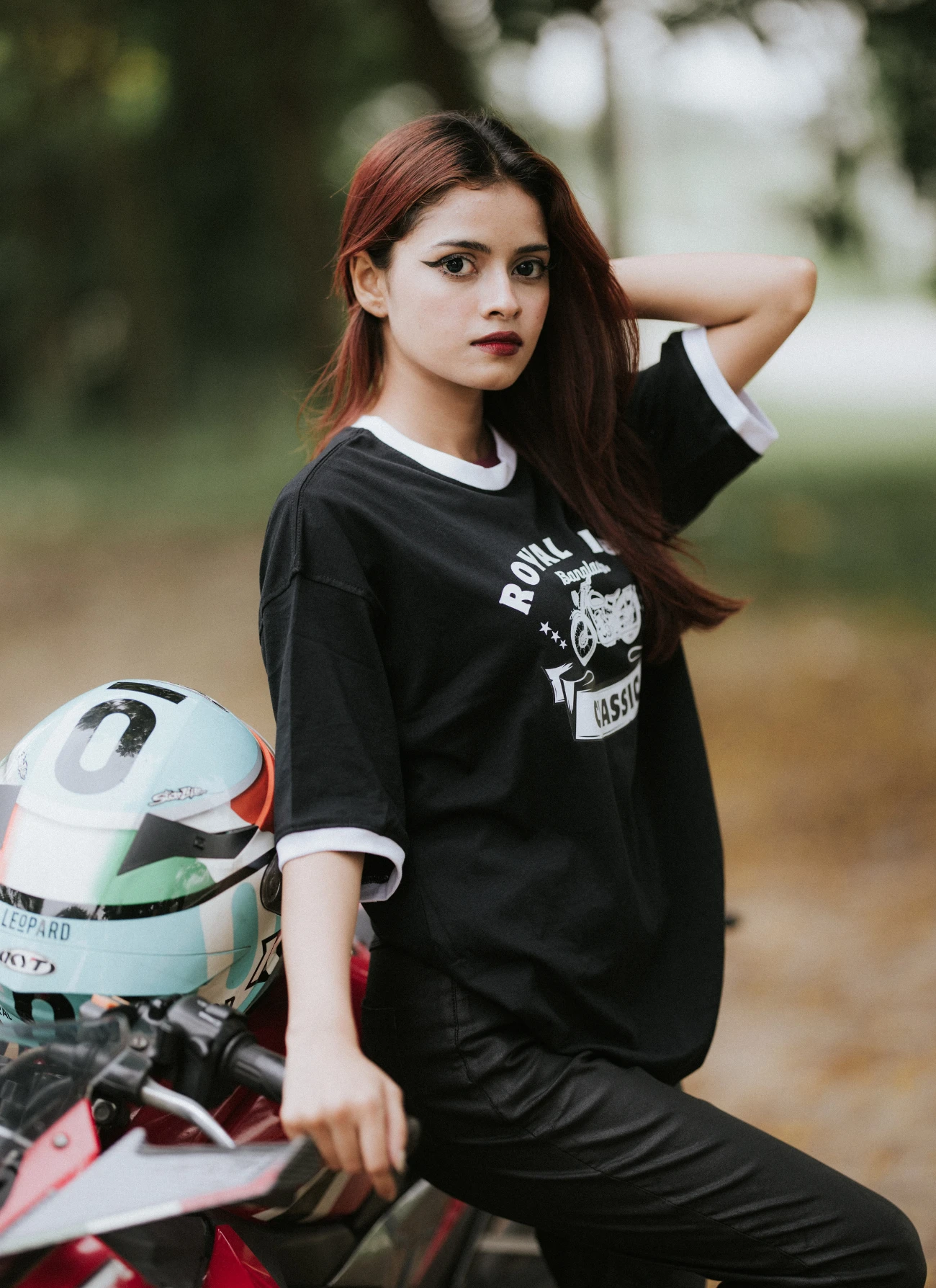 VE Gear “ROYAL VIBE” Black and white Oversized T-shirt view 3